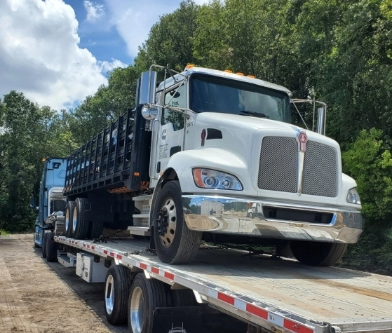 Semi truck transport service with nationwide commercial vehicle shipping